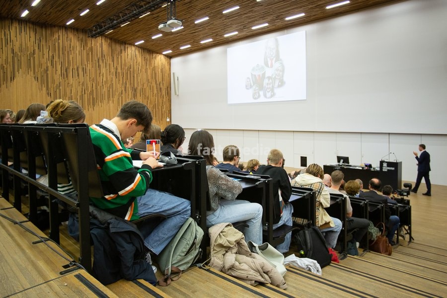 Illustration picture shows the opening lecture of the Political Sciences course of professor Devos at the political faculty of the UGent university in Gent, Tuesday 04 October 2022