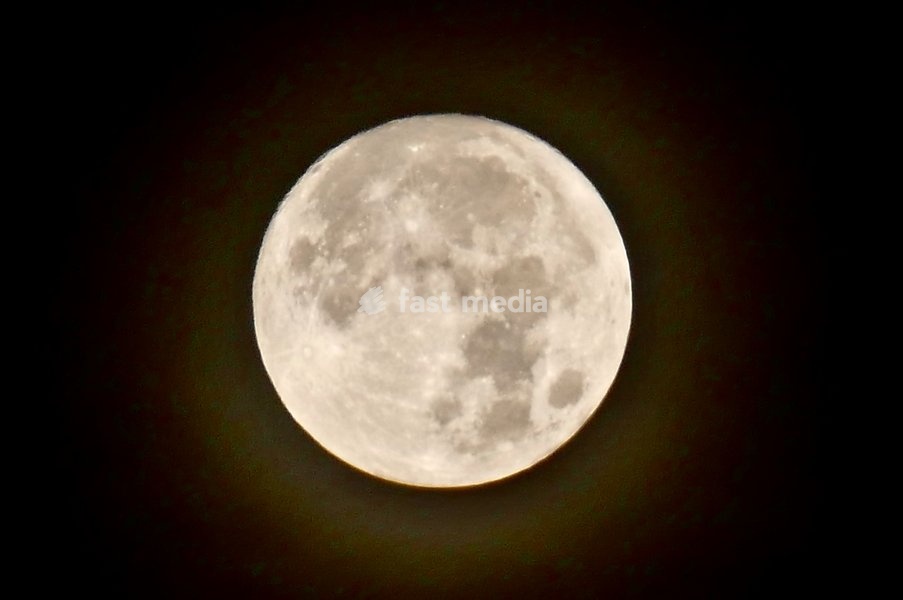 The waxing gibbous moon visible at 99.3% the moon will be a full Hunters Moon tonight, the Full Moon in September is the Harvest Moon because it’s the full Moon closest to the autumnal (fall) equinox