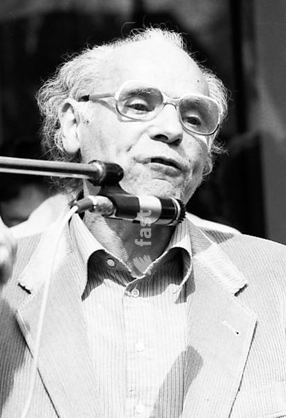 Nazi victims, youth associations, trade unions, young and old people and citizens' initiatives jointly opposed a meeting of traditional SS associations in a demonstration in Arolsen on 28.04.1979.Peter Gingold (Nazi victim), Germany