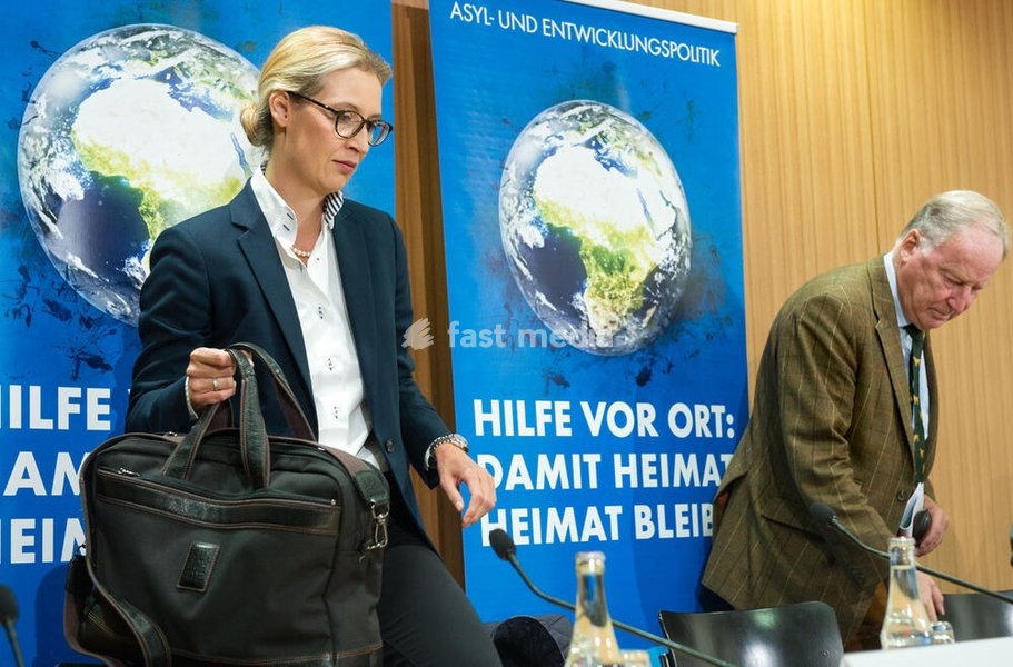 Alice Weidel, politician, AfD, Germany; the designated leader of the AfD parliamentary group at a press conference after the general election. Right Alexander Gauland, leader of the AfD parliamentary group in the German Bundestag. Berlin, 09/25/2017