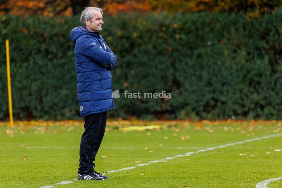 Kortrijk's new head coach Bernd Storck pictured during a training session of Belgian soccer team KV Kortrijk with their new coach, Tuesday 22 November 2022 in Kortrijk. German Storck took the helm after Custovic was fired