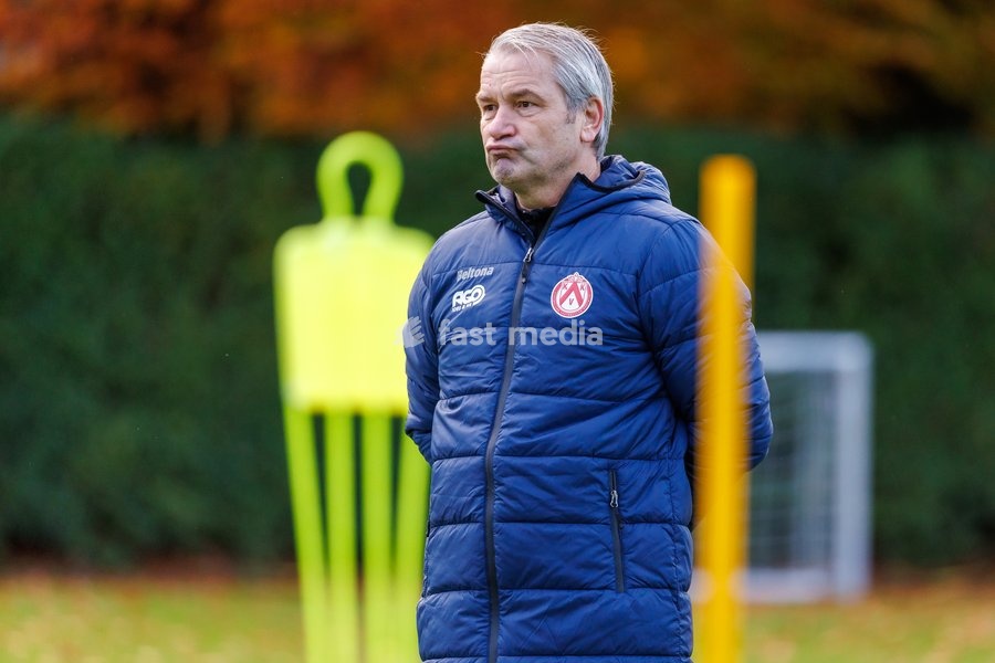 Kortrijk's new head coach Bernd Storck pictured during a training session of Belgian soccer team KV Kortrijk with their new coach, Tuesday 22 November 2022 in Kortrijk. German Storck took the helm after Custovic was fired