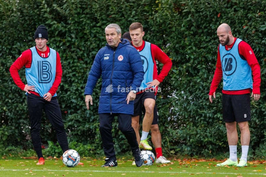 Kortrijk's new head coach Bernd Storck (C) and his players pictured during a training session of Belgian soccer team KV Kortrijk with their new coach, Tuesday 22 November 2022 in Kortrijk. German Storck took the helm after Custovic was fired