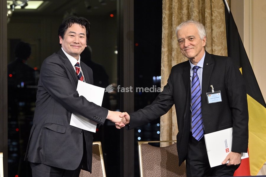 Keio University's Motohiro Tsuchiya and Rector University Of Antwerp Herman Van Goethem pictured during a signing ceremony in Tokyo, during the Belgian Economic Mission to Japan, Monday 05 December 2022. A delegation featuring the Princess and various Ministers will be visiting Tokyo, Nagoya, Osaka…