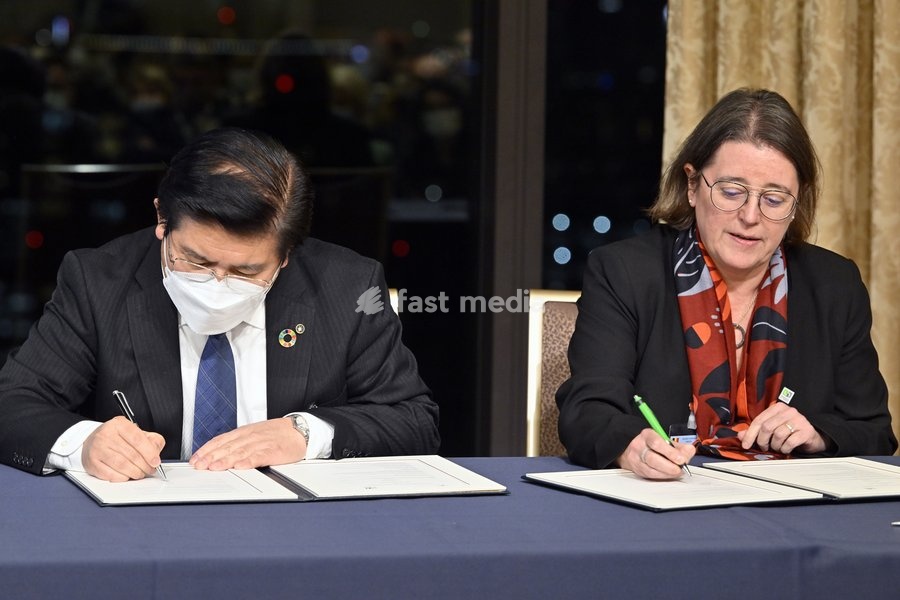 President Soka University Masashi Suzuki and Rector University Of Namur Annick Castiaux pictured during a signing ceremony in Tokyo, during the Belgian Economic Mission to Japan, Monday 05 December 2022. A delegation featuring the Princess and various Ministers will be visiting Tokyo, Nagoya, Osaka…