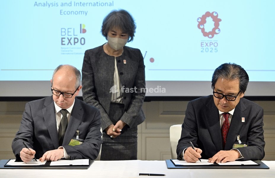 Director General for Economic Analysis and International Economy of the FPS Economy Renaat Schrooten and Chancellor Nagoya University Of Commerce & Business Hiroyuki Kurimoto pictured during a signing session in Osaka, during the Belgian Economic Mission to Japan, Thursday 08 December 2022. A…