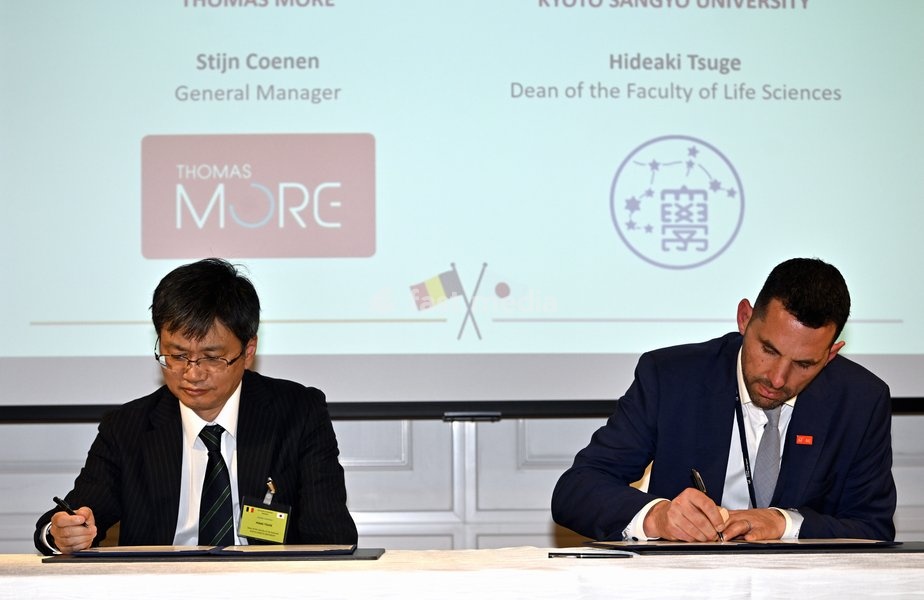 Hideaki Tsuge of Kyoto Sangyo University and Stijn Coenen, General Manager of Thomas More pictured during a signing session in Osaka, during the Belgian Economic Mission to Japan, Thursday 08 December 2022. A delegation featuring the Princess and various Ministers will be visiting Tokyo, Nagoya,…