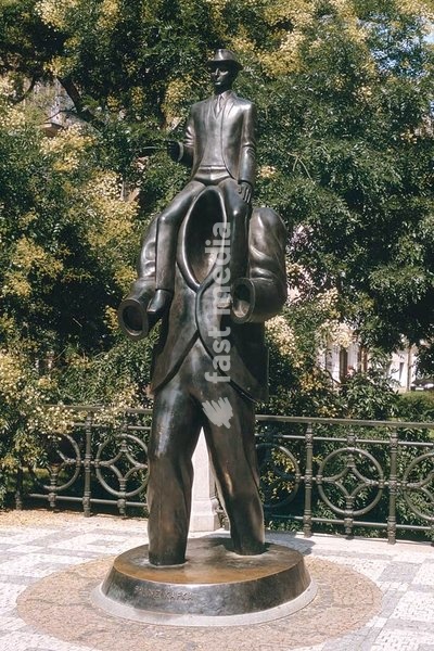 Kafka, Franz; German-language Czech author; Prague (now in Czech Republic) 3.7.1883 - Kierling Sanatorium near Vienna (Austria) 3.6.1924. Prague (Czech Republic), Franz Kafka Memorial, between the Church of the Holy Spirit and the Spanish Synagogue, 2003, by Jaroslav Róna. View. Photo, 2005