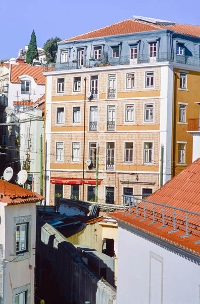 Lissabon (Portugal), Alfama (Altstadviertel am Südosthang des Burghügels). Haus in Alfama. Foto, 2017