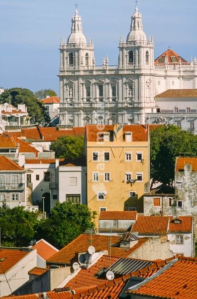 Lissabon – Lisboa (Portugal), São Vicente de Fora (Baubeginn 1590, 1629 eingeweiht). Blick vom Miradouro de Santa Luzia über Alfama nach Nordosten zur Igreja de São Vicente de Fora. Foto, 2017