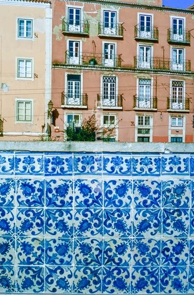 Lissabon (Portugal), Alfama (Altstadviertel am Südosthang des Burghügels). Azulejos und Hausfassaden. Foto, 2017