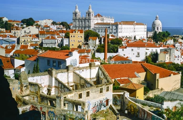 Lissabon (Portugal), Alfama (Altstadviertel am Südosthang des Burghügels). Blick vom Miradouro de Santa Luzia über Alfama nach Nordosten mit Igreja de São Vicente de Fora und Igreja de Santa Engrácia. Foto, 2017