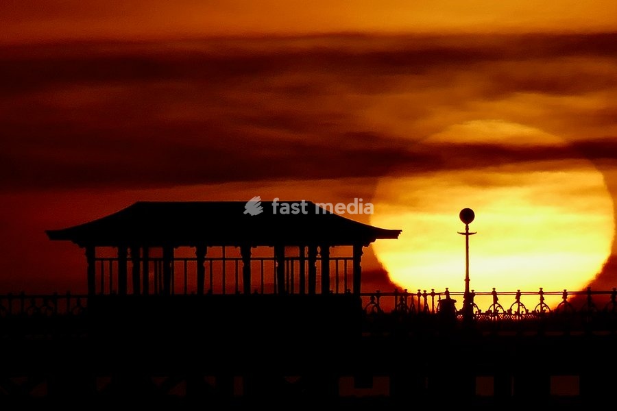 The days sun rises over Swanage Pier