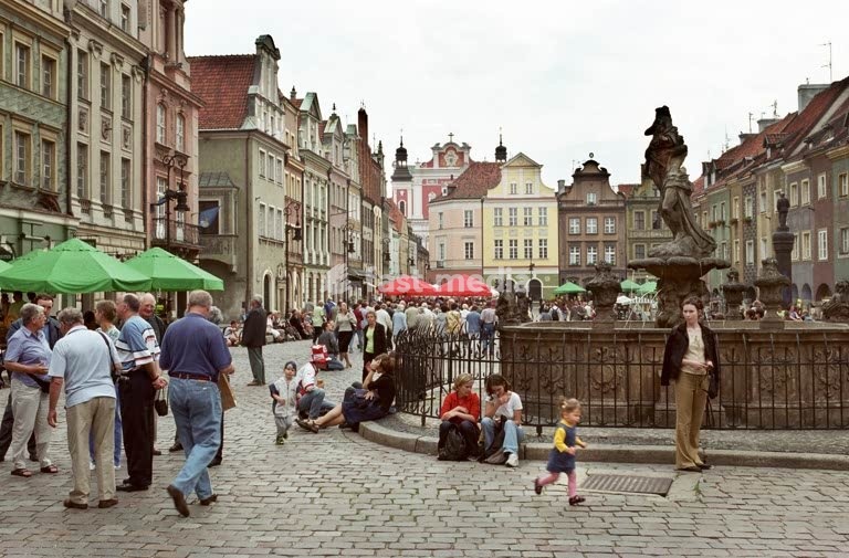 Poznan, Old Market (Stary Rynek) with the Proserpina fountain, in the background restored town houses and the facade of the baroque collegiate church. Poznan (Posen), 04/09/2003