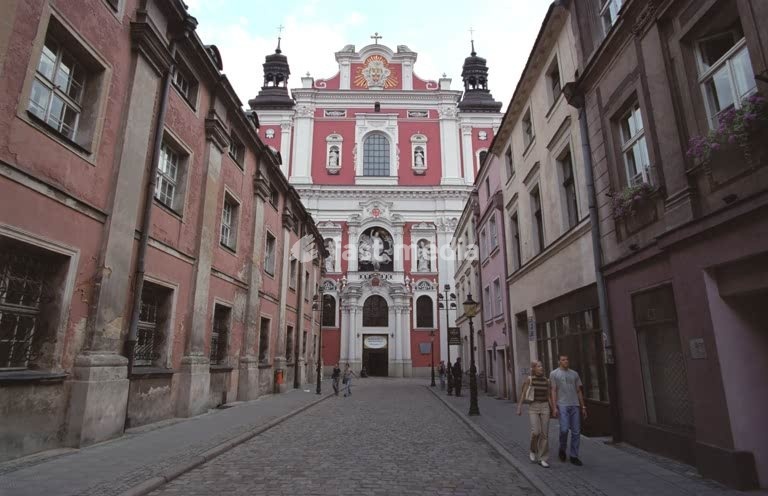 Poznan (Posen), alley in the old town, in the background the baroque collegiate church (originally built as a church of the Jesuit order, today the town parish church). Poznan, 06/11/2002