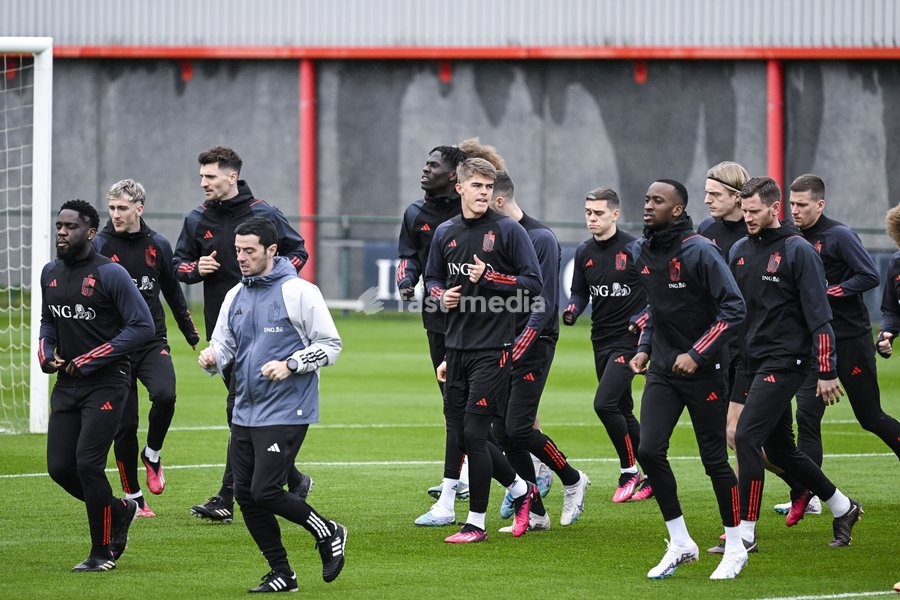 Belgium's Charles De Ketelaere (c) and his teammates pictured in action during a training session of Belgian national soccer team Red Devils, Sunday 26 March 2023, at the Royal Belgian Football Association RBFA's headquarters in Tubize. The Red Devils are preparing for the upcoming game against…