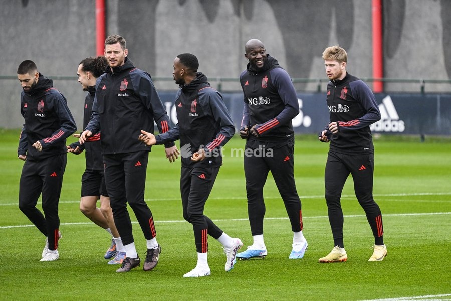 Belgium's Jan Vertonghen, Belgium's Dodi Lukebakio, Belgium's Romelu Lukaku and Belgium's captain Kevin De Bruyne pictured in action during a training session of Belgian national soccer team Red Devils, Sunday 26 March 2023, at the Royal Belgian Football Association RBFA's headquarters in Tubize.…