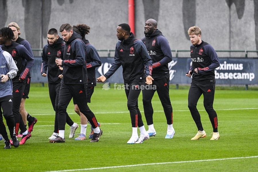 Belgium's Jan Vertonghen, Belgium's Dodi Lukebakio, Belgium's Romelu Lukaku and Belgium's captain Kevin De Bruyne pictured in action during a training session of Belgian national soccer team Red Devils, Sunday 26 March 2023, at the Royal Belgian Football Association RBFA's headquarters in Tubize.…