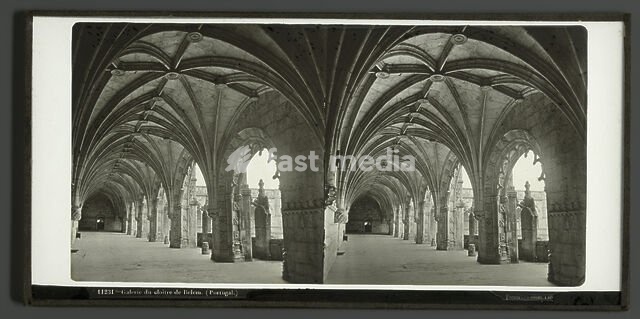 Cloister of the Mosteiro dos Jerónimos in Lisbon, Galerie du cloitre de Belem. (Portugal) (title on object), Ferrier Père-Fils et Soulier & Lévy Sr. (mentioned on object), Lissabon, 1864 - 1873, glass, slide, height 85 mm × width 172 mm