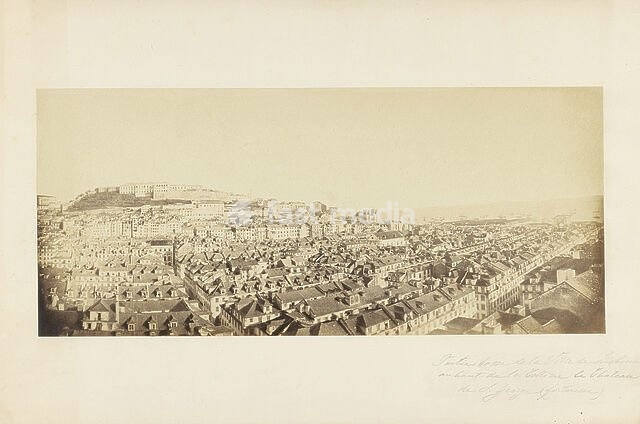 Panorama looking at the old city of Lisbon, facing the hill with Castle S. George, anonymous, c. 1870 - c. 1890, albumen print, height 176 mm × width 395 mm