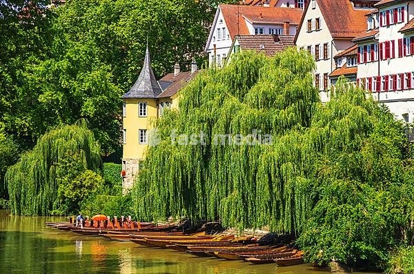 Hölderlinturm and Stocherkähne as part of the ensemble of the historic Neckar front, Tübingen, Baden-Württemberg, Germany