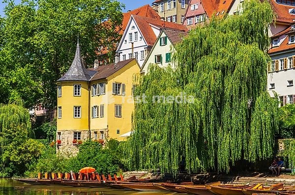 Hölderlinturm and Stocherkähne as part of the ensemble of the historic Neckar front, Tübingen, Baden-Württemberg, Germany