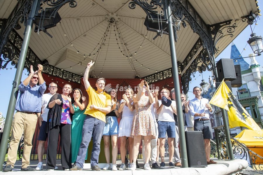 N-VA chairman Bart De Wever (C) is surrounded by party members as he delivers a speech at the yearly family day of conservative Flemish nationalist party N-VA, on Sunday 10 September 2023 at the Plopsaland theme park in Adinkerke, De Panne