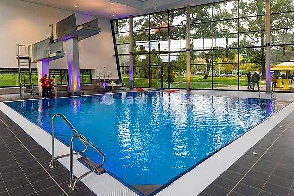 New swimming pool opens in Dresden The city of Dresden invested 23 million euros in a new outdoor and indoor swimming pool with diving hall. Martin Wolfram trains in the new diving hall. He competes for the Dresdner SC in artistic diving, high diving and synchronised diving