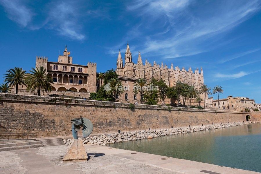 Spain, Balearic Islands, Majorca, Palma de Mallorca, Old Town.Royal Palace of La Almudaina and La Seu Gothic Roman Catholic Cathedral of Santa Maria