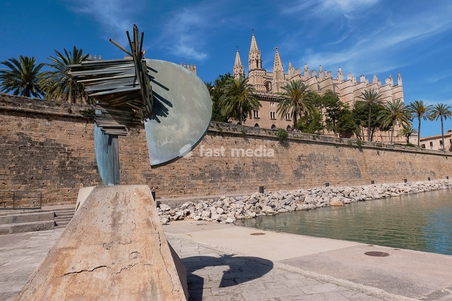 Spain, Balearic Islands, Majorca, Palma de Mallorca, Old Town. Abstract sculpture in the Parc de la Mar below La Seu Gothic Roman Catholic Cathedral of Santa Maria