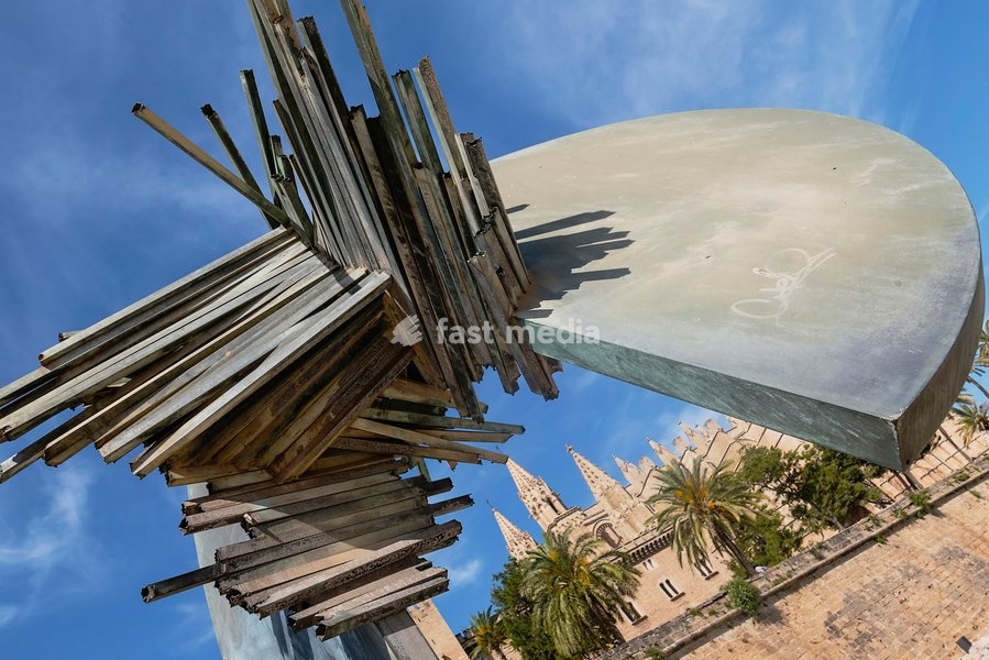 Spain, Balearic Islands, Majorca, Palma de Mallorca, Old Town. Abstract sculpture in the Parc de la Mar below La Seu Gothic Roman Catholic Cathedral of Santa Maria