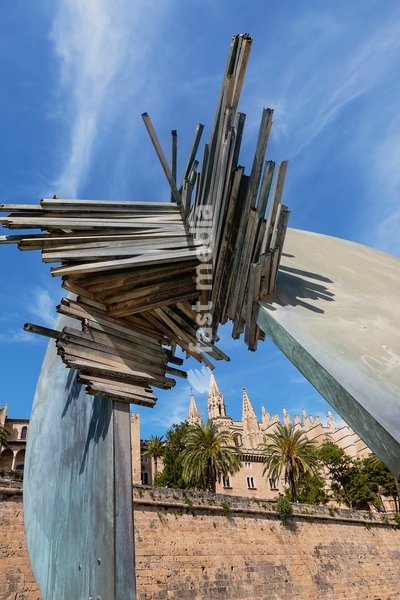 Spain, Balearic Islands, Majorca, Palma de Mallorca, Old Town. Abstract sculpture in the Parc de la Mar below La Seu Gothic Roman Catholic Cathedral of Santa Maria