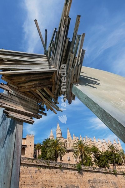 Spain, Balearic Islands, Majorca, Palma de Mallorca, Old Town. Abstract sculpture in the Parc de la Mar below La Seu Gothic Roman Catholic Cathedral of Santa Maria