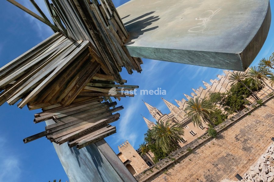 Spain, Balearic Islands, Majorca, Palma de Mallorca, Old Town. Abstract sculpture in the Parc de la Mar below La Seu Gothic Roman Catholic Cathedral of Santa Maria