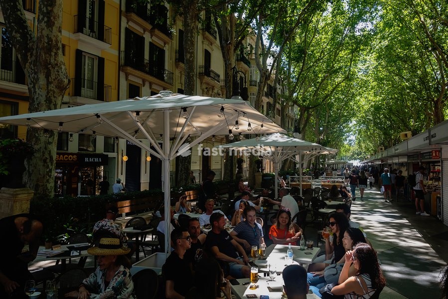 Spain, Balearic Islands, Majorca, Palma de Mallorca, Old Town, Paseo del Borne or Passeig des Born in Catalan. People dining at restaurant tables in the most elegant avenue in Palma lined with designer shops