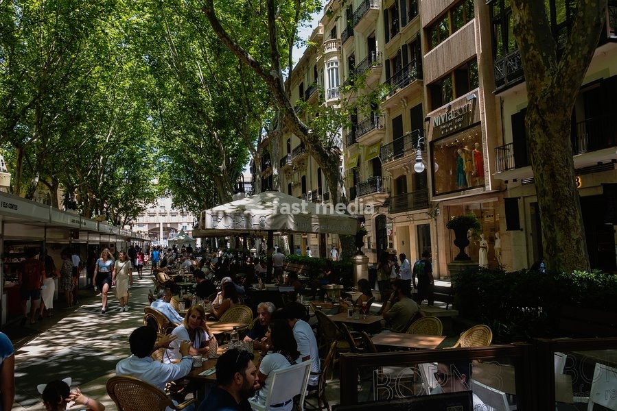 Spain, Balearic Islands, Majorca, Palma de Mallorca, Old Town, Paseo del Borne or Passeig des Born in Catalan. People dining at restaurant tables in the most elegant avenue in Palma lined with designer shops