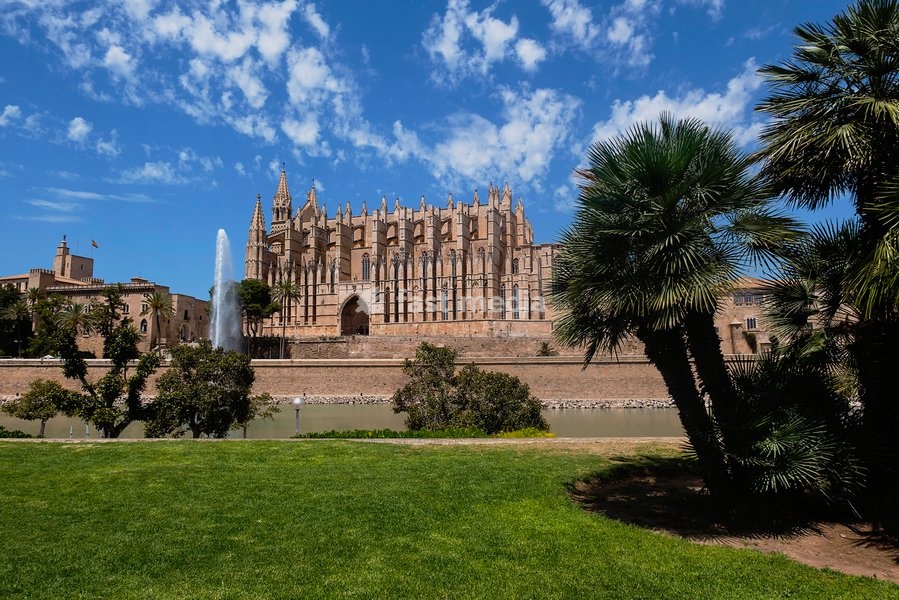 Spain, Balearic Islands, Majorca, Palma de Mallorca, Old Town. La Seu Gothic Roman Catholic Cathedral of Santa Maria with fountain in the foreground