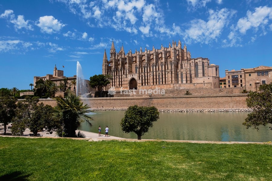 Spain, Balearic Islands, Majorca, Palma de Mallorca, Old Town. La Seu Gothic Roman Catholic Cathedral of Santa Maria with fountain in the foreground