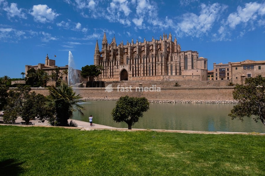 Spain, Balearic Islands, Majorca, Palma de Mallorca, Old Town. La Seu Gothic Roman Catholic Cathedral of Santa Maria with fountain in the foreground