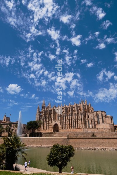 Spain, Balearic Islands, Majorca, Palma de Mallorca, Old Town. La Seu Gothic Roman Catholic Cathedral of Santa Maria with fountain in the foreground