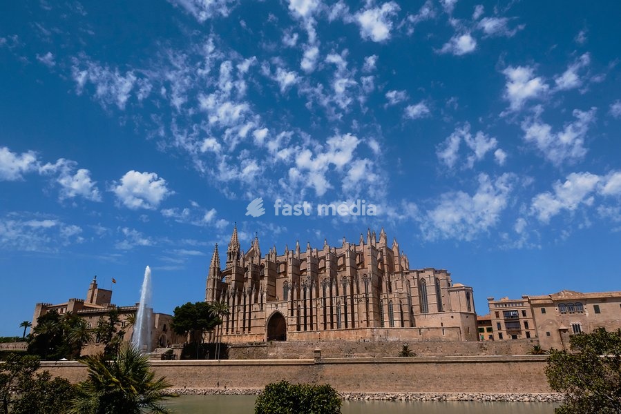 Spain, Balearic Islands, Majorca, Palma de Mallorca, Old Town. La Seu Gothic Roman Catholic Cathedral of Santa Maria with fountain in the foreground