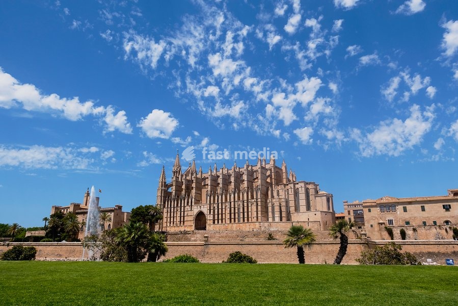 Spain, Balearic Islands, Majorca, Palma de Mallorca, Old Town. La Seu Gothic Roman Catholic Cathedral of Santa Maria with fountain in the foreground