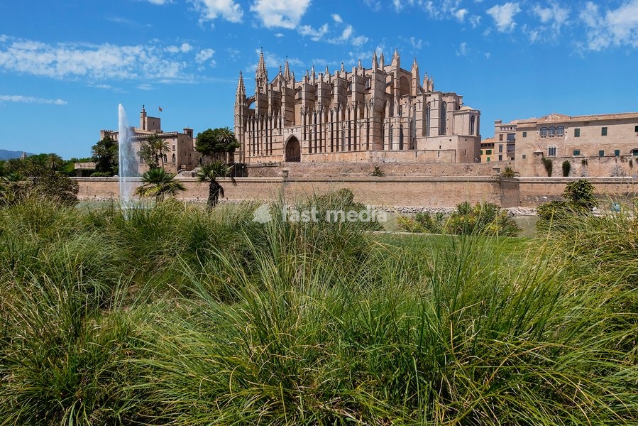Spain, Balearic Islands, Majorca, Palma de Mallorca, Old Town. La Seu Gothic Roman Catholic Cathedral of Santa Maria with fountain in the foreground
