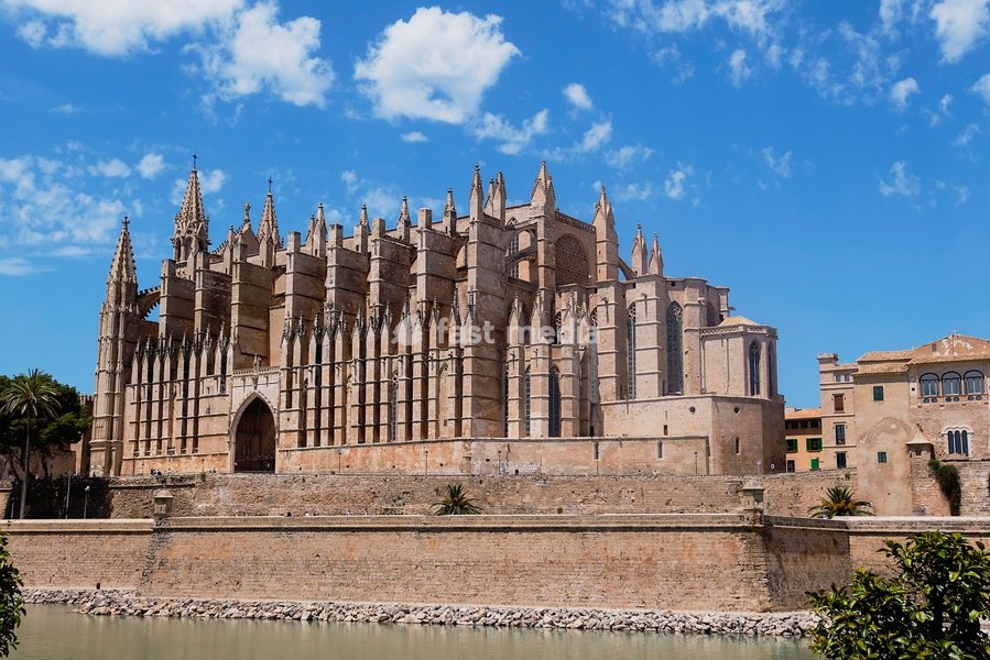 Spain, Balearic Islands, Majorca, Palma de Mallorca, Old Town. La Seu Gothic Roman Catholic Cathedral of Santa Maria