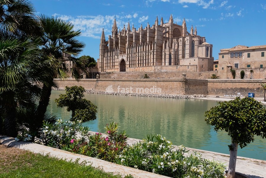 Spain, Balearic Islands, Majorca, Palma de Mallorca, Old Town. La Seu Gothic Roman Catholic Cathedral of Santa Maria