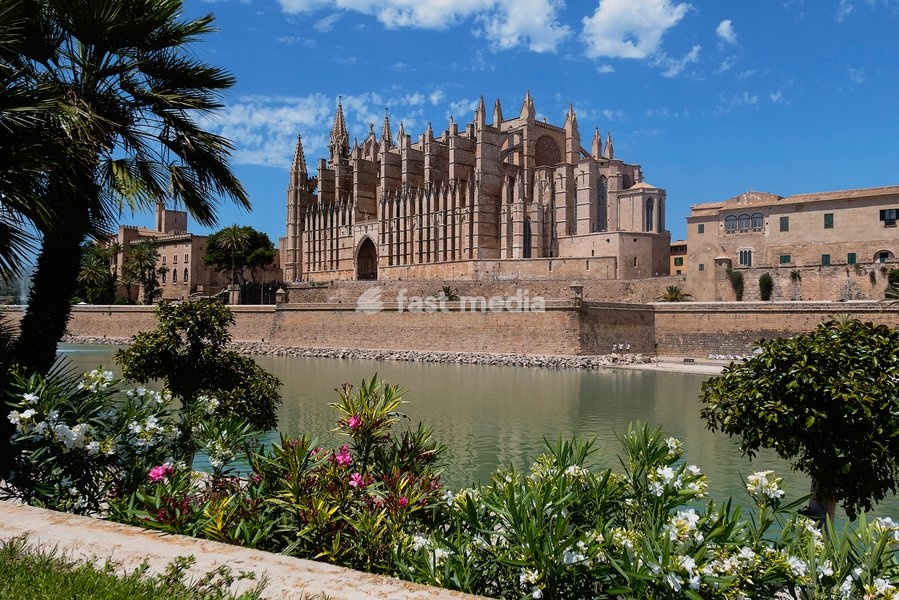 Spain, Balearic Islands, Majorca, Palma de Mallorca, Old Town. La Seu Gothic Roman Catholic Cathedral of Santa Maria