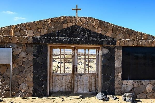 Old gate cemetery gate cemetery door behind it old silted up historic cemetery from the 1950s with several graves marked by stones from the abandoned village of Cofete on the west coast of the Jandia peninsula, Cofete, Jandia, Fuerteventura, Canary Islands, Canary Islands, Spain