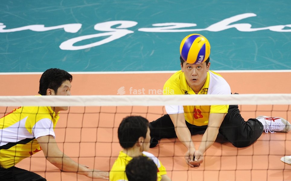 (101218) -- GUANGZHOU, Dec. 18, 2010 () -- China's Zhou Canming (R) digs the ball during the men's sitting volleyball final against Iran at the 2010 Asian Para Games in Guangzhou, capital city of south China's Guangdong Province, Dec. 18, 2010. China lost the match 1-3 and took the silver medal of…