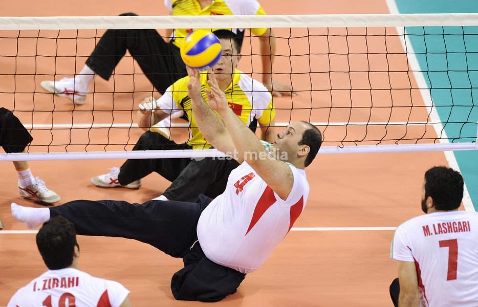 (101218) -- GUANGZHOU, Dec. 18, 2010 () -- Iran's Davoud Alipourian (Number 4) digs the ball during the men's sitting volleyball final against China at the 2010 Asian Para Games in Guangzhou, capital city of south China's Guangdong Province, Dec. 18, 2010. Iran beat China 3-1 and claimed the title…