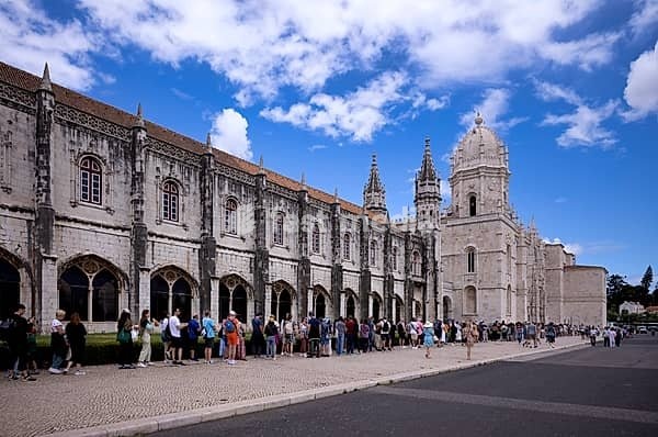Visitors, tourists in queue, waiting for admission, Hieronymite monastery Mosteiro dos Jerónimos, also Mosteiro de Belém, church Igreja Santa Maria de Belém, Belém, Lisbon, Portugal, Europe